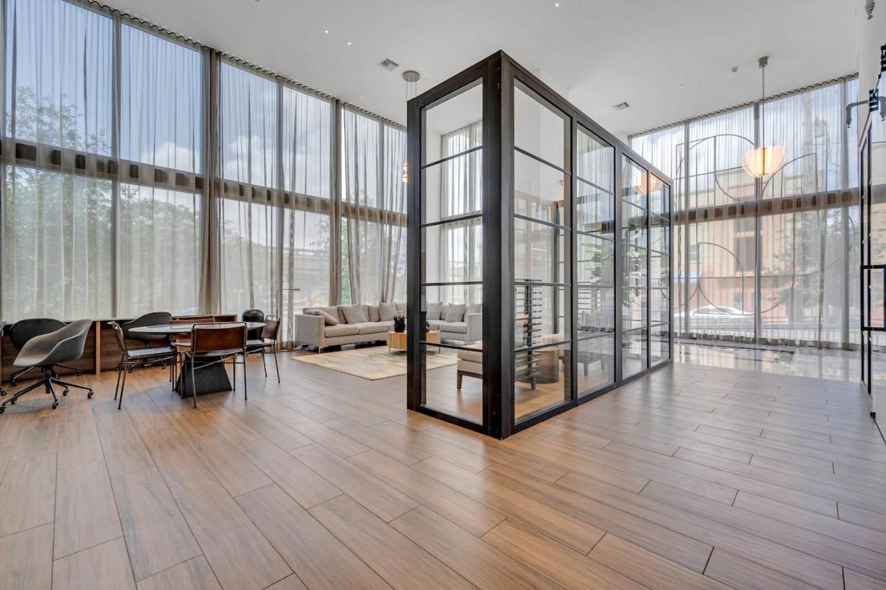 Wonderful Unit In Downtown With Free Parking Appartamento